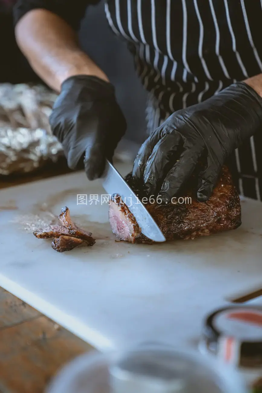 厨师切割烤牛排展示烹饪技巧图片