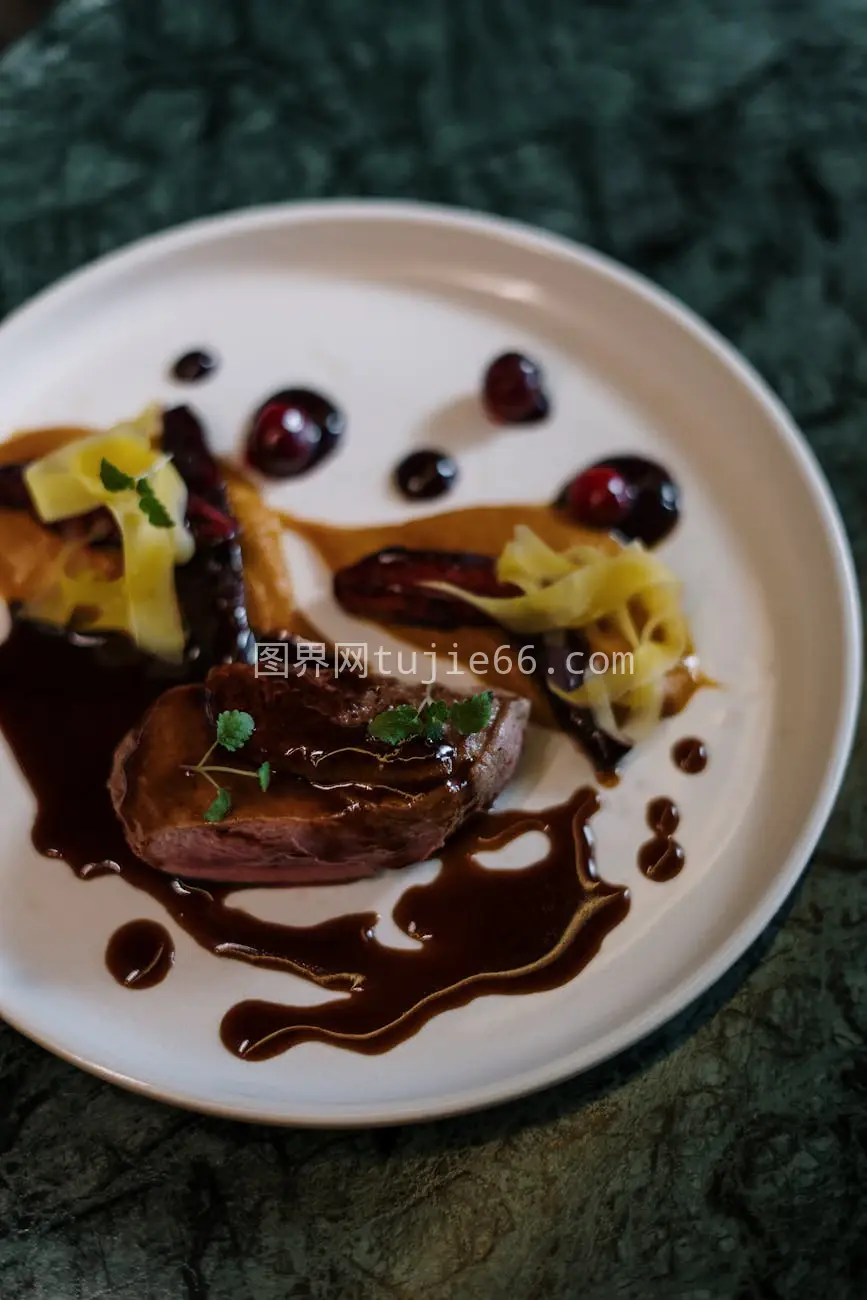 高级牛排优雅摆盘酱汁蔬菜装饰特写图片