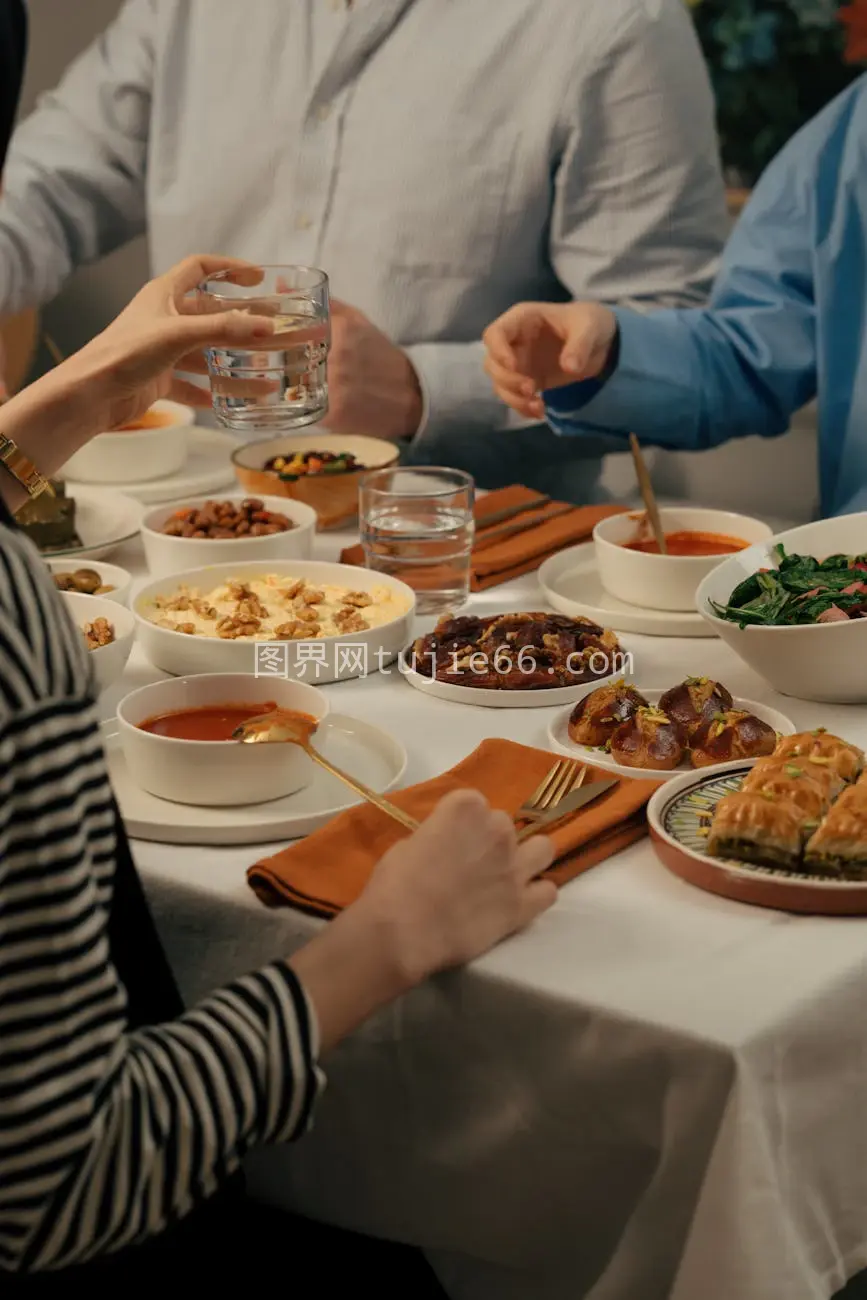 温馨餐桌共享美食图片