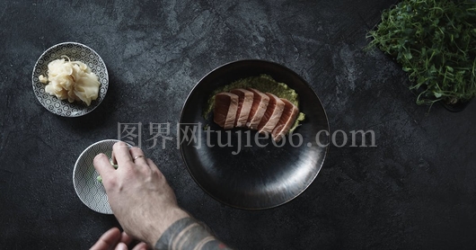 鲑鱼生鱼片配山葵腌姜