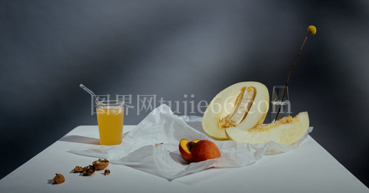 水果切片果汁白桌景致