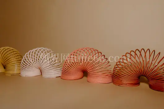 多彩Slinkies彩虹渐变背景展示