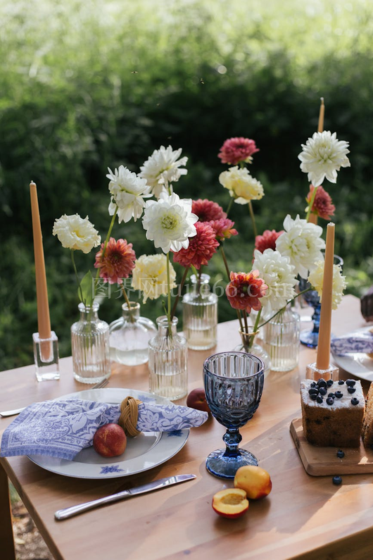 夏日户外餐桌鲜花水果蜡烛聚会