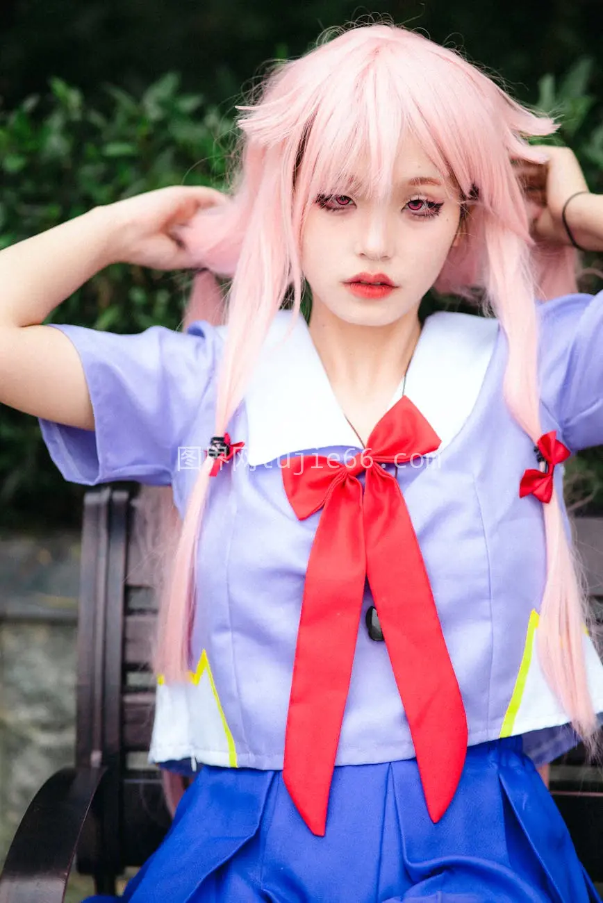 彩色cosplay校服少女染发肖像图片