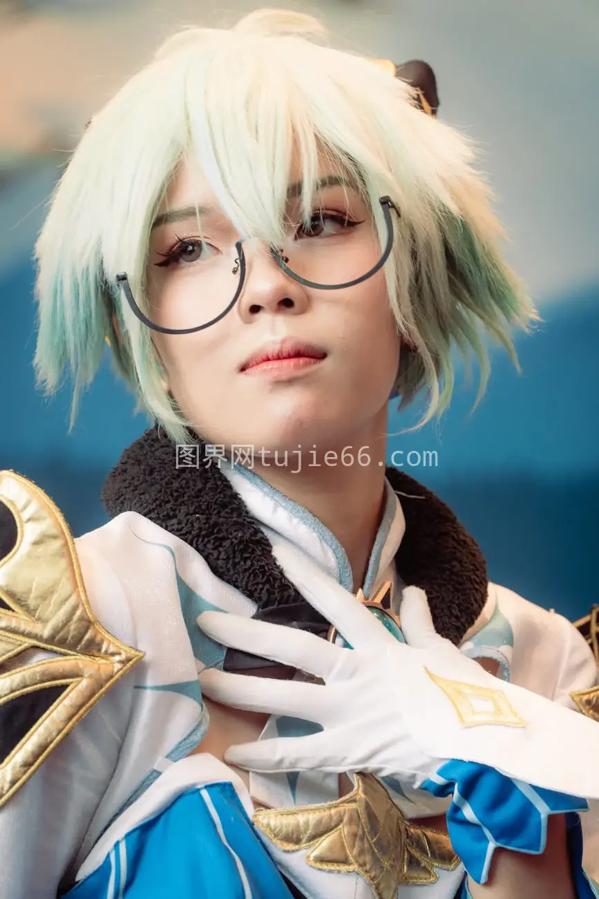 眼镜短发动漫cosplay肖像图片