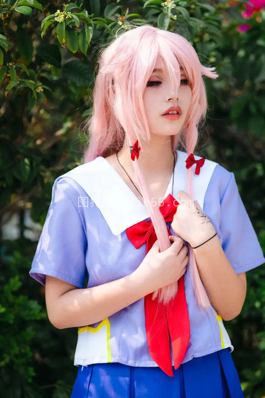 动漫cosplay校服女孩户外肖像图片