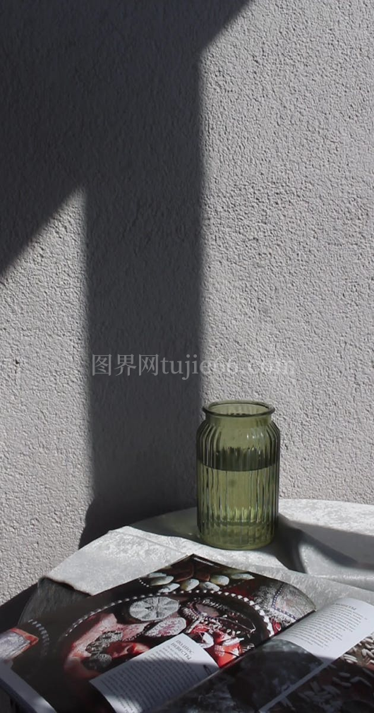 女性手捧白花束