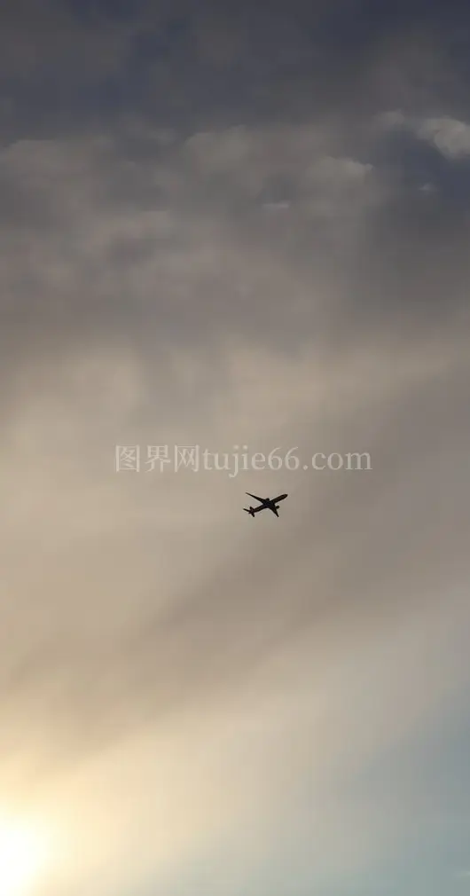 日落时分旅客飞机翱翔天际