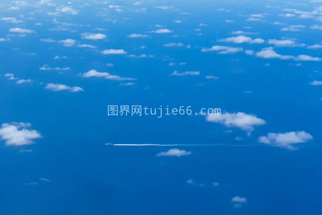 白色云朵映衬天空美图片