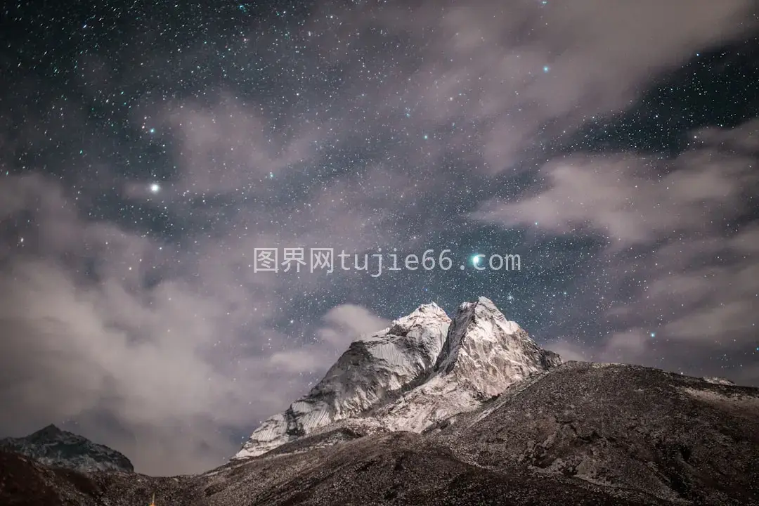 雪覆棕山景致美图片