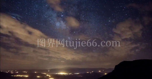 夜空繁星与云彩交辉