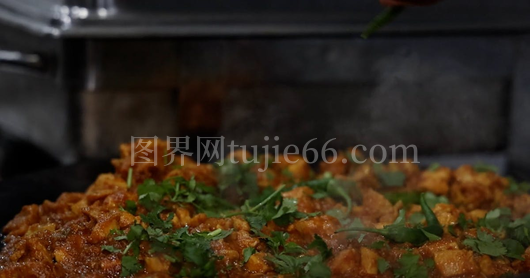 男子放置绿色辣椒瞬间