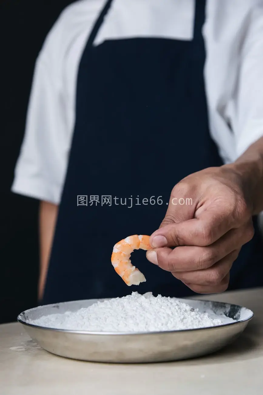 厨师虾面粉食物准备特写图片