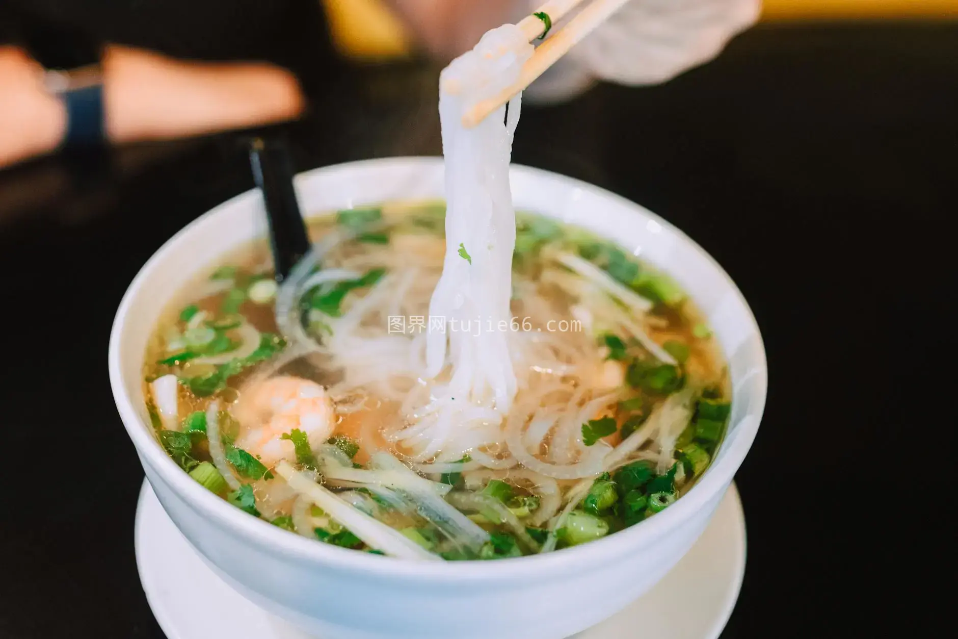 越南河粉特写香草面食美味佳肴图片