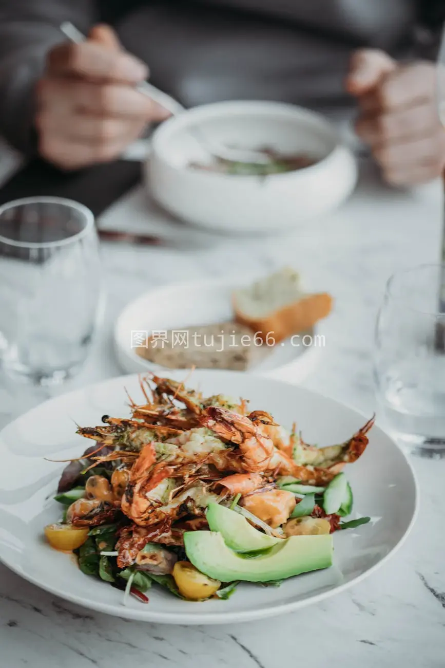 海鲜鳄梨沙拉美食盘图片