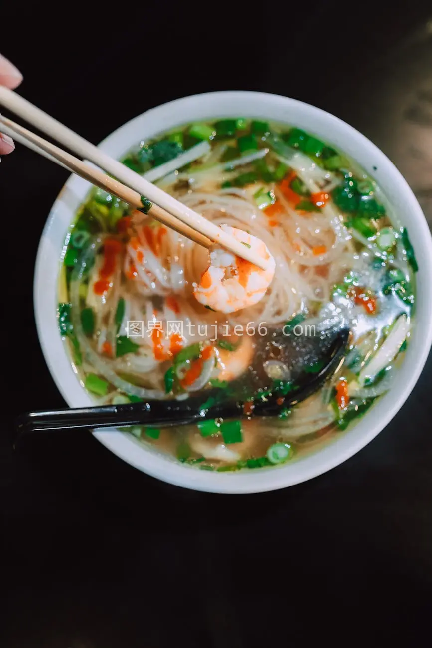 越南河粉汤虾香草美味佳肴图片