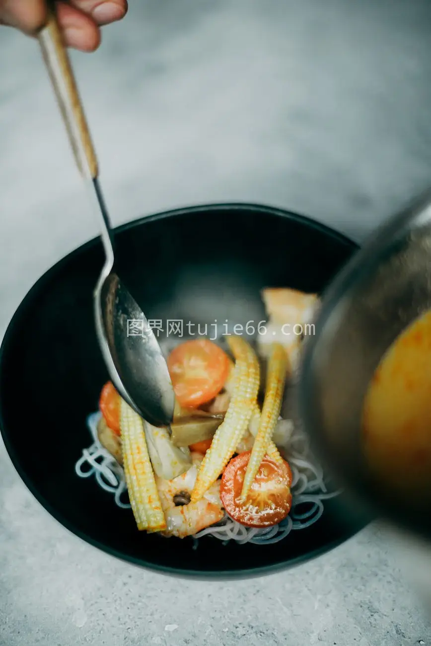 特写镜头亚洲面条虾蔬菜美食制作图片