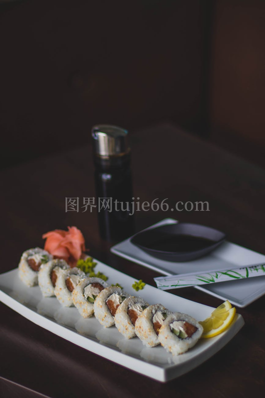 美味寿司卷酱油姜芥末深色背景