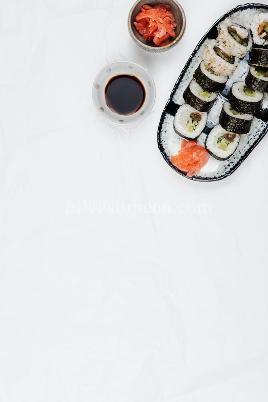 寿司卷酱油腌姜白背景平铺图