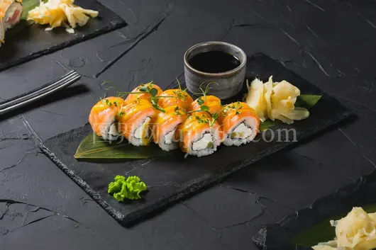 三文鱼寿司卷酱油芥末腌姜石盘上美味呈现