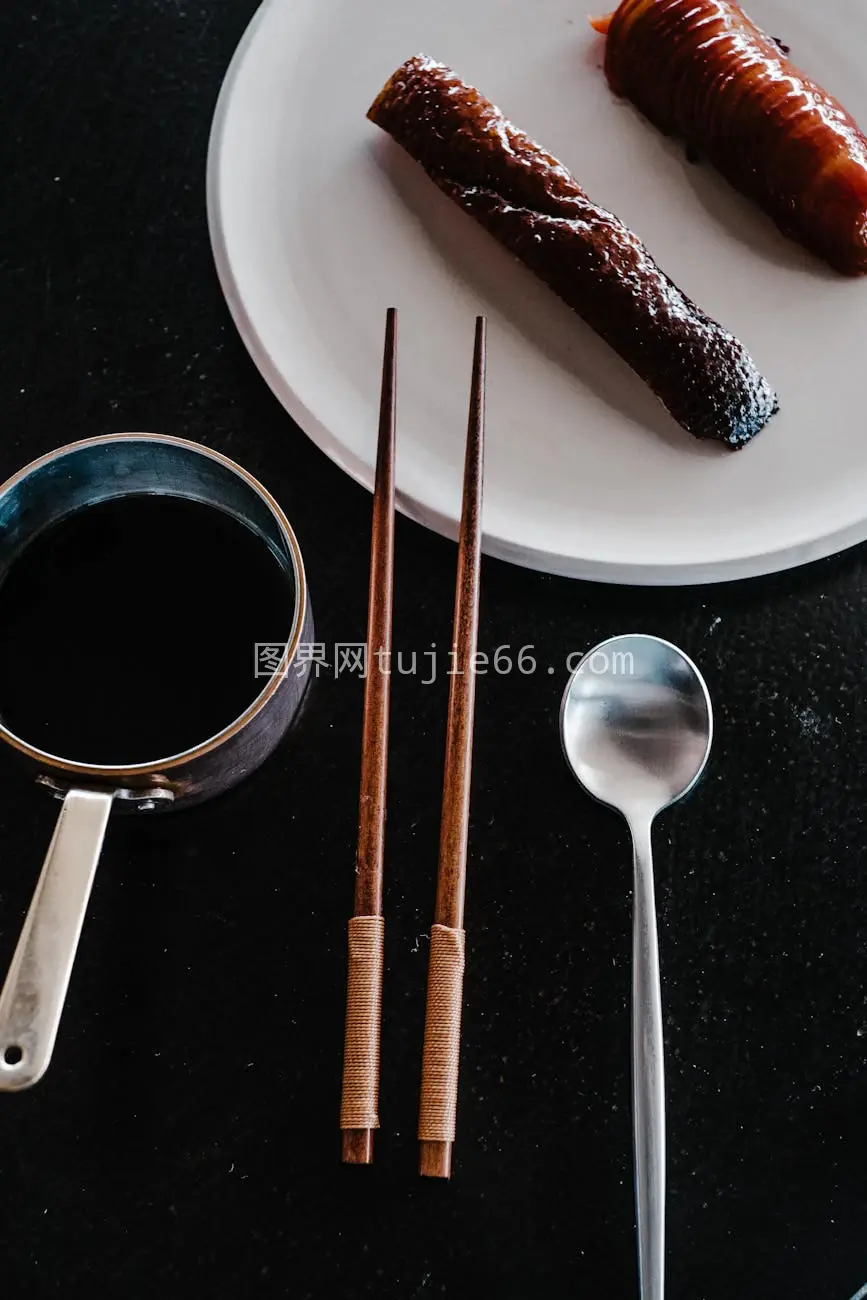 暗黑风格平铺筷勺三文鱼图片