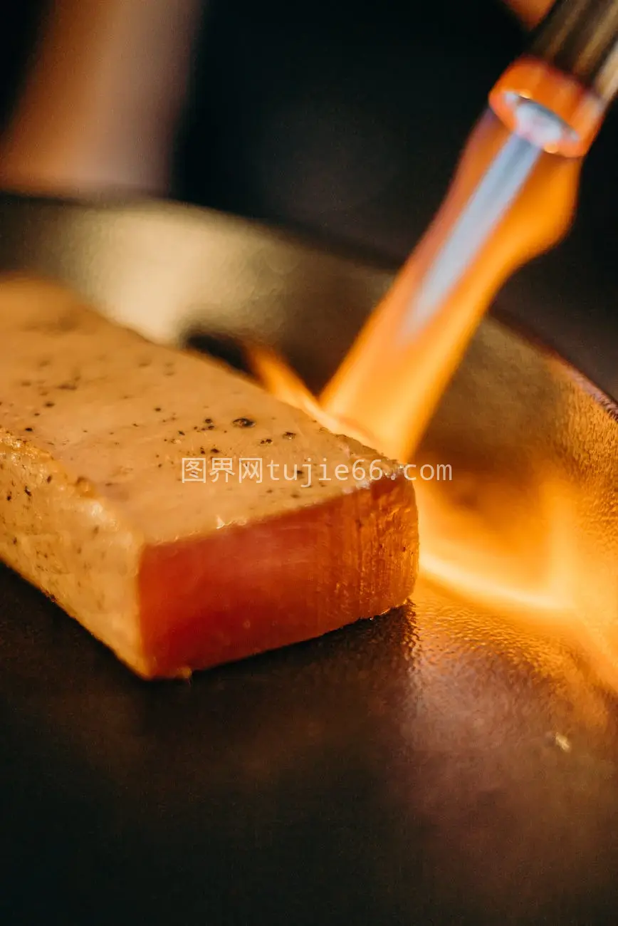 特写三文鱼烤制烹饪技巧图片