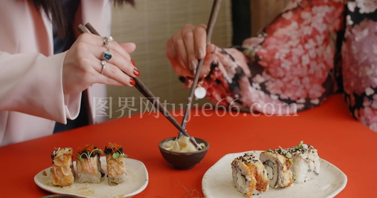 人物喂女性腌姜