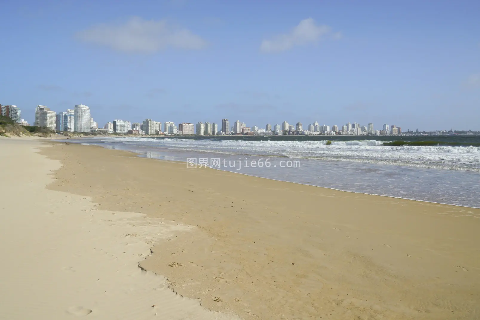 海边望城市天际线美景图片