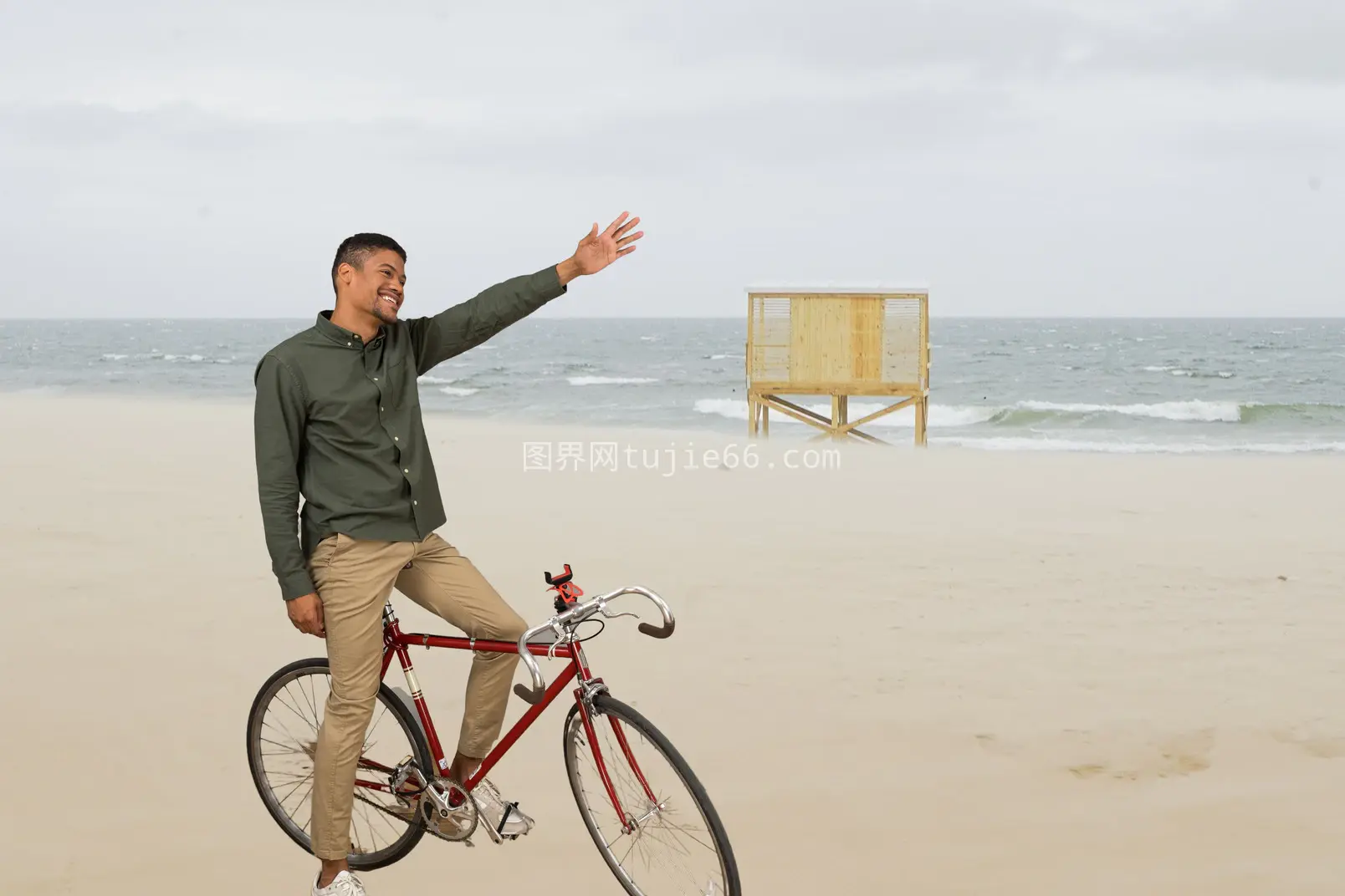 海边男子骑行自行车图片