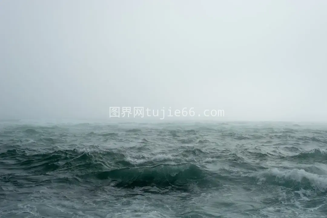 雾中水景环绕美图片