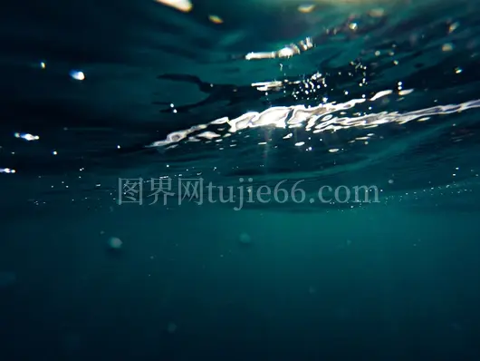 特写镜头展现绿色水体形成瞬间
