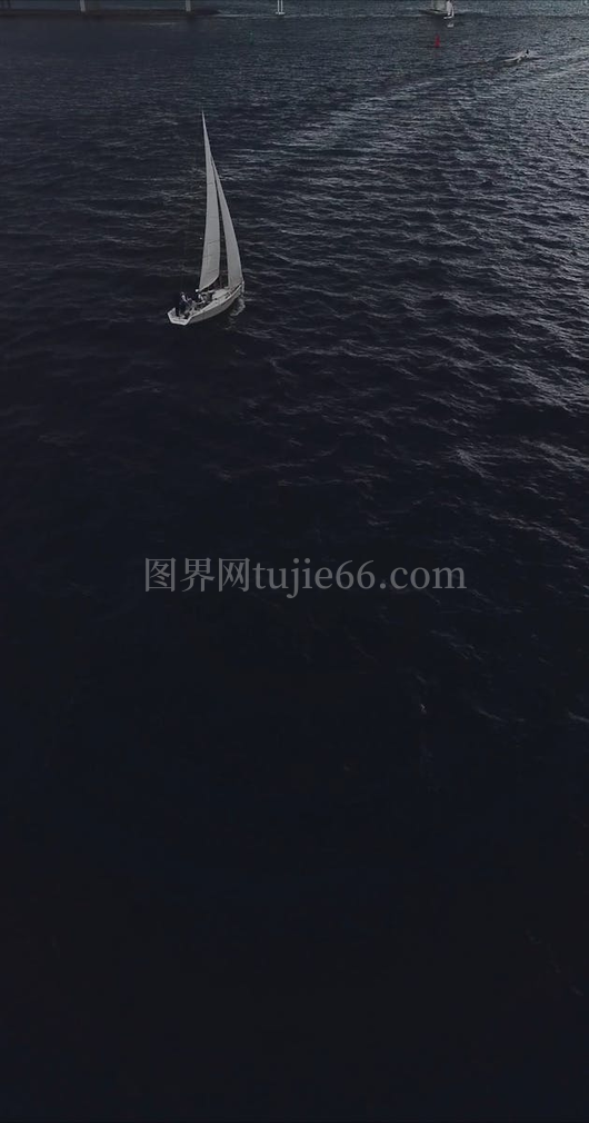帆船穿越大海航程壮丽