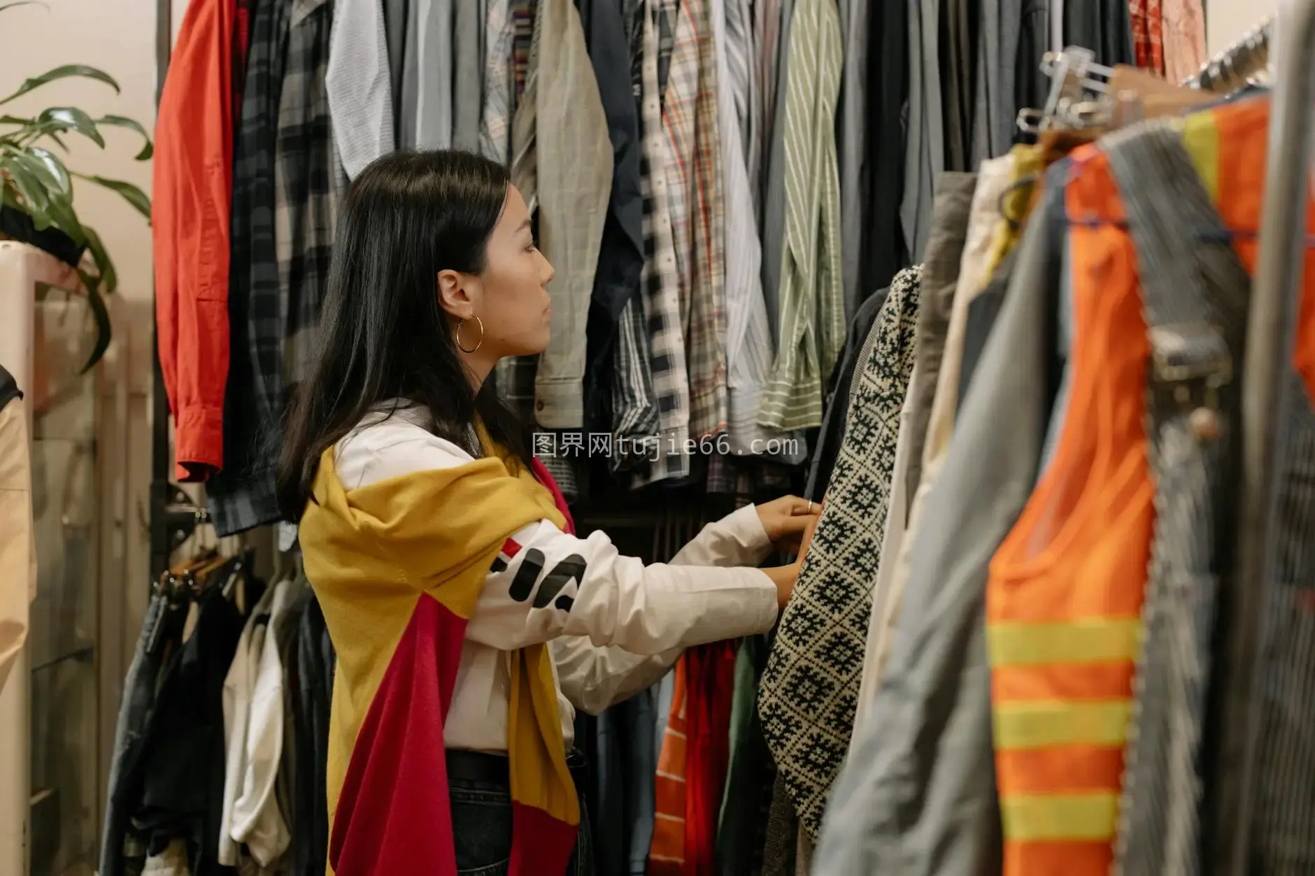 年轻女子复古店选衣图片