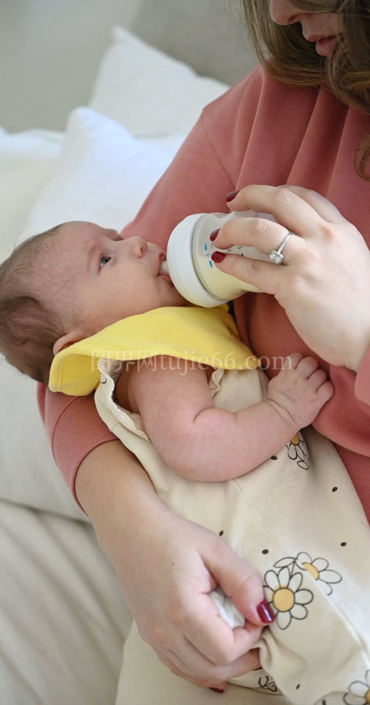 母亲哺乳哭闹婴儿