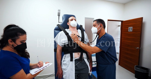 医生用心诊听诊器细查患者心脏
