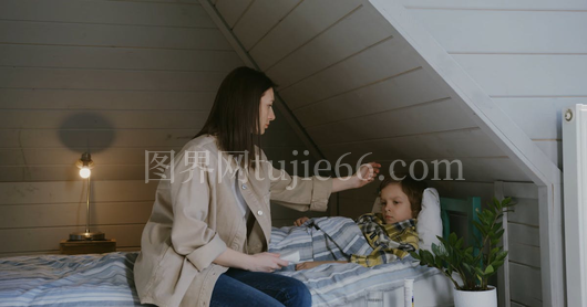卧床生病孩子画面温馨