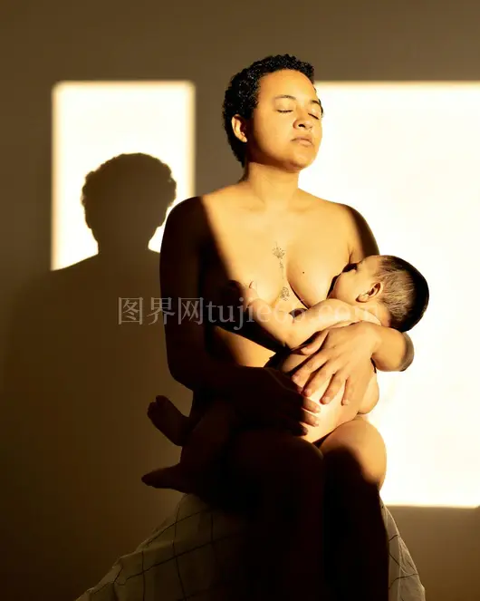母亲哺乳阳光滋养