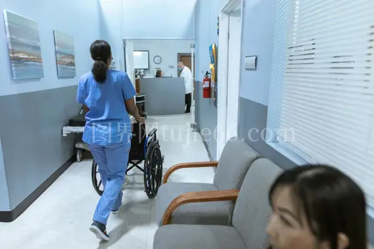 护士工作服推轮椅医院走廊照料病人