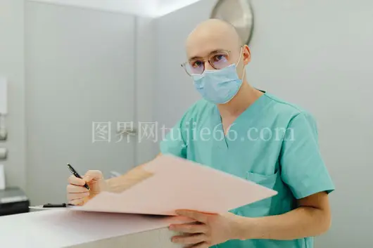 医护专注病患记录