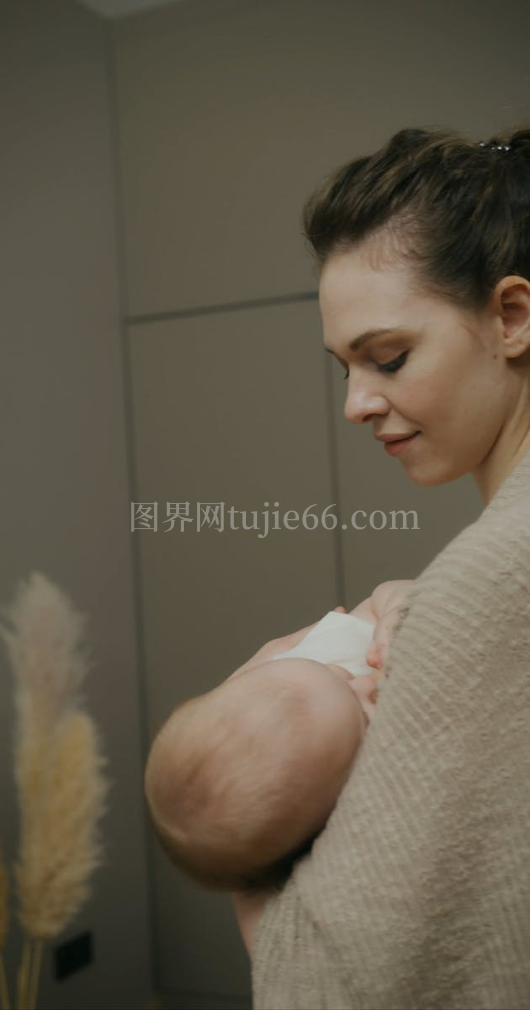 妇女哺乳婴儿温馨瞬间