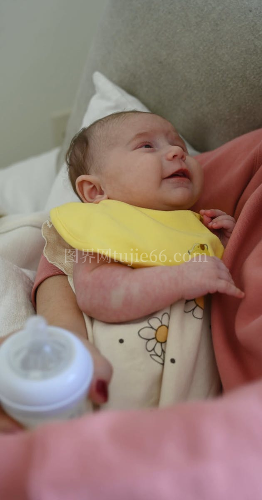 母亲哺乳哭泣婴儿场景