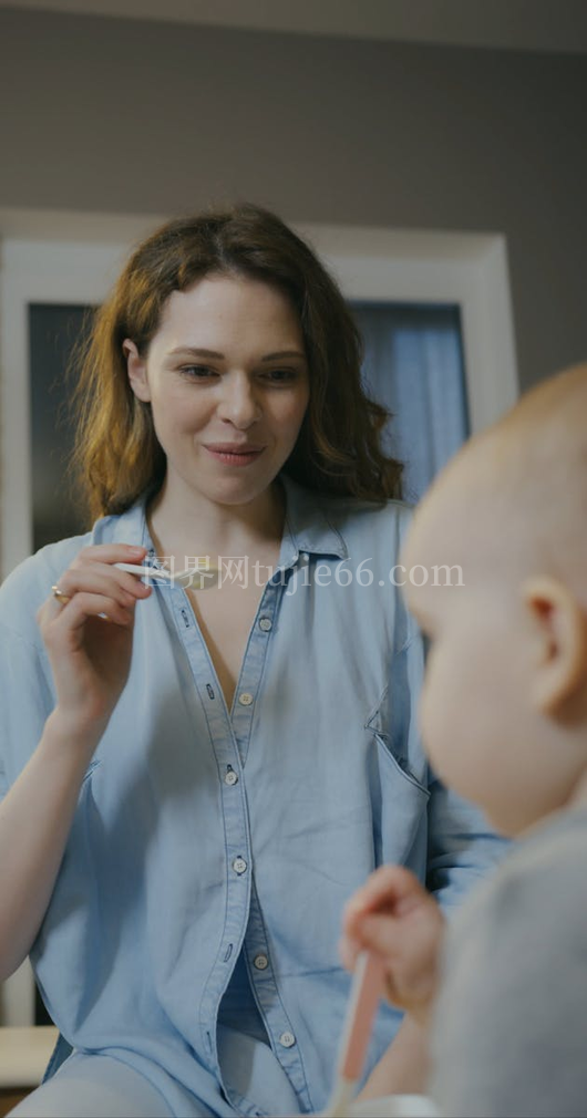 母爱哺乳温馨瞬间
