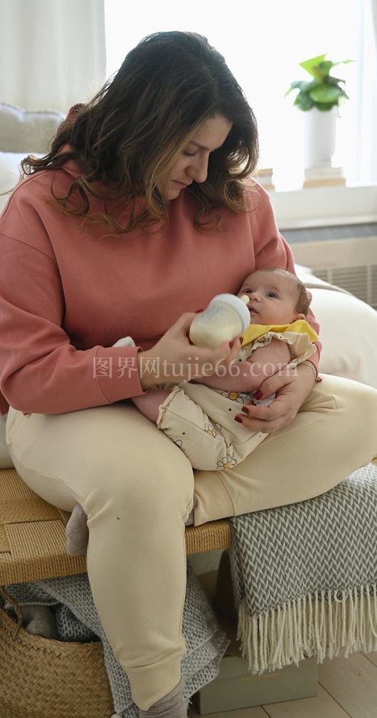 家中女性哺乳婴儿温馨瞬间