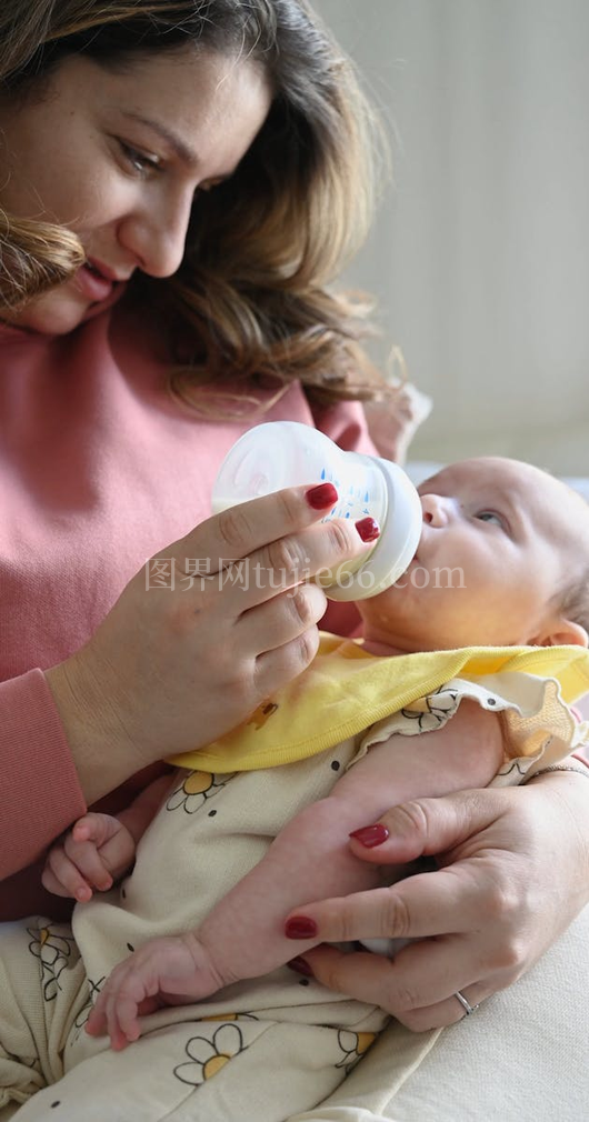 母亲哺乳婴儿温馨瞬间