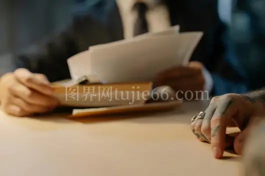 商务人士办公桌前仔细查看文件