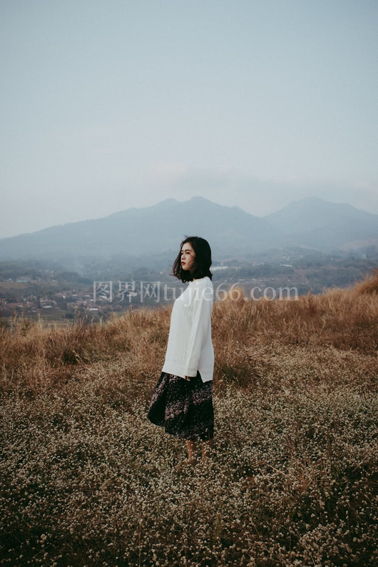 印度尼西亚宁静草地女士映群山