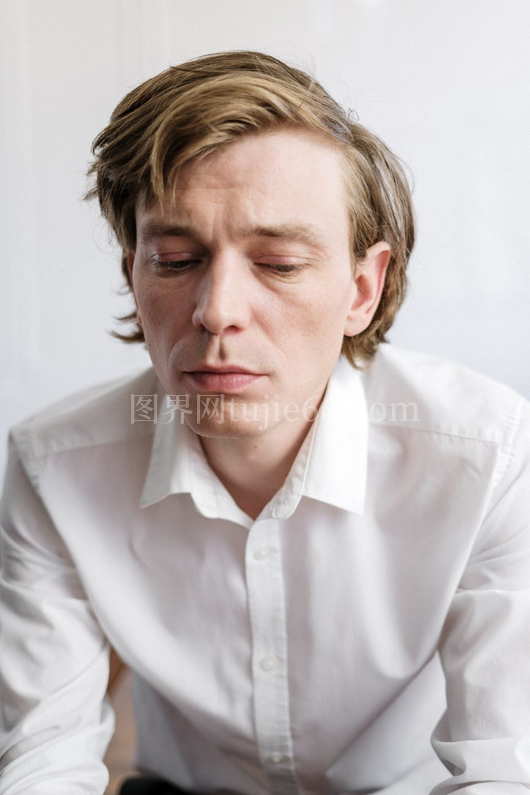沉思成年男性特写肖像情感流露