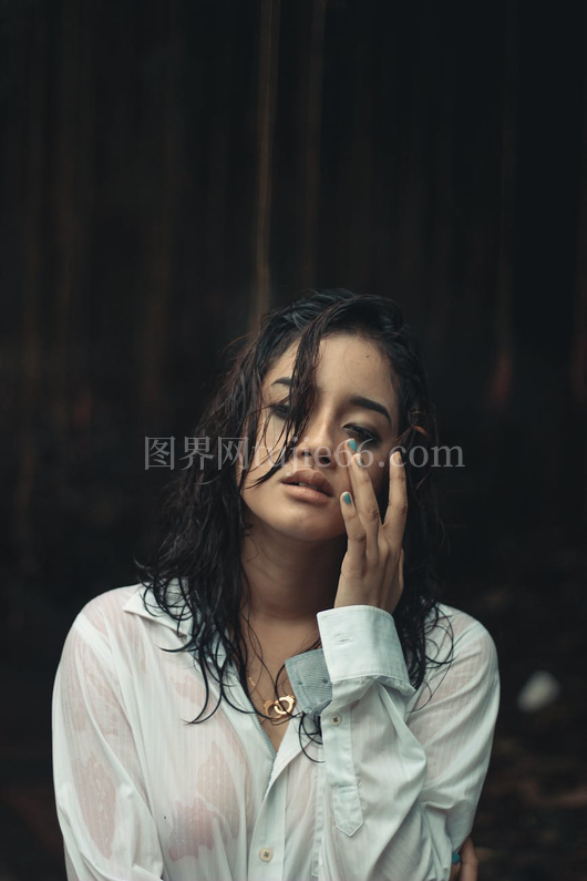 戏剧湿发衬衫忧郁肖像
