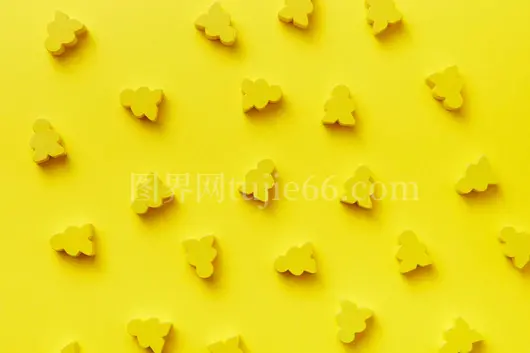 玩具小人设计概念黄色背景抽象图案