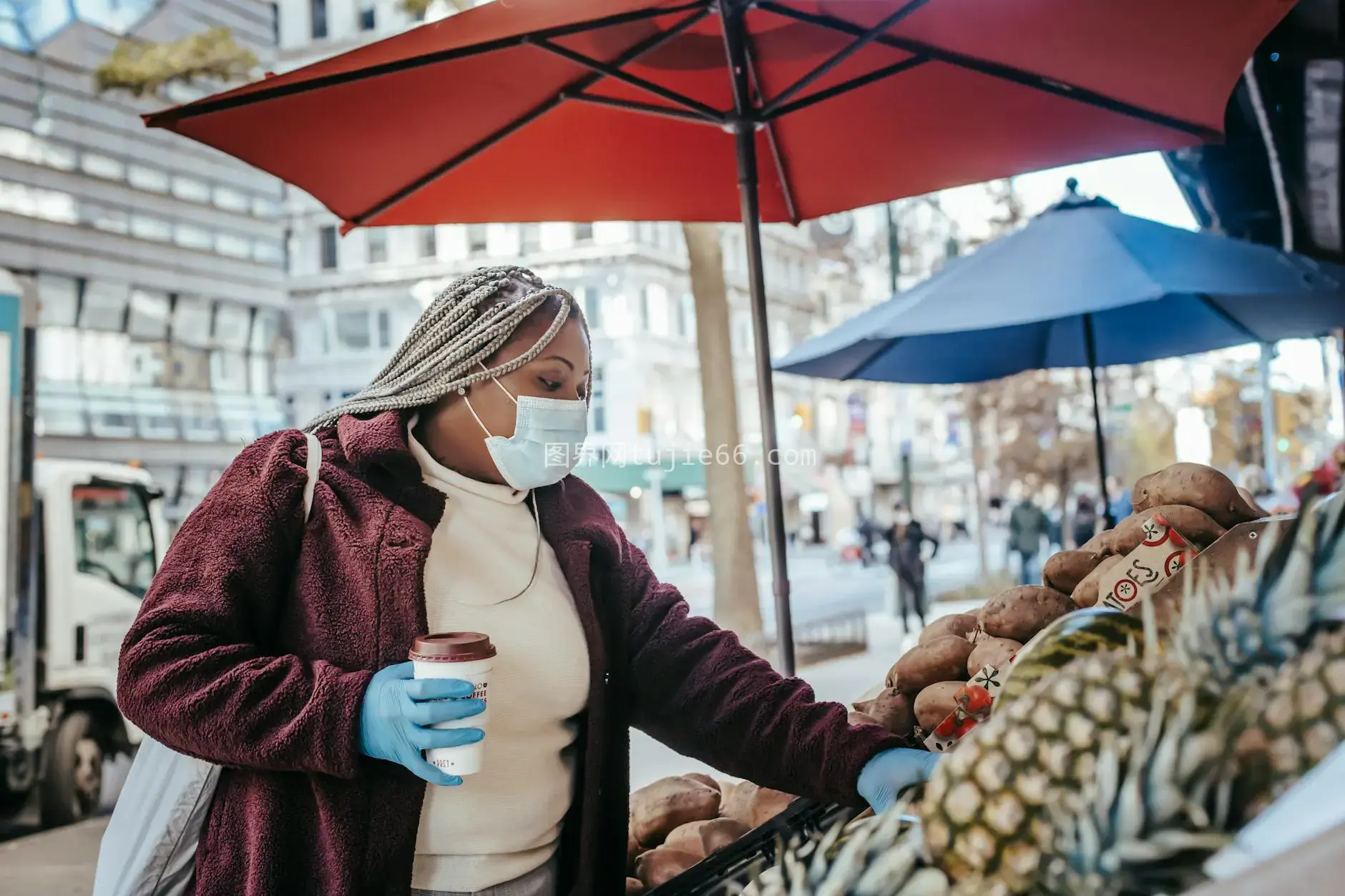 非裔女性戴医用手套选蔬果图片